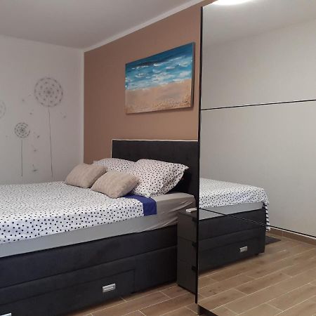 Apartment Hana With A Private Pool 말린스카 외부 사진