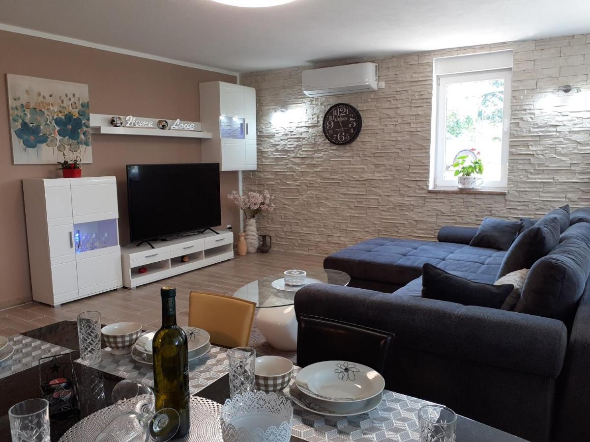 Apartment Hana With A Private Pool 말린스카 외부 사진