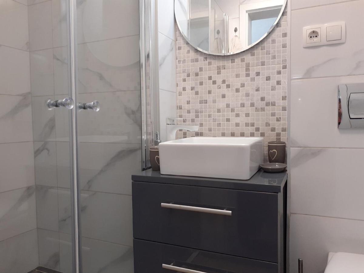 Apartment Hana With A Private Pool 말린스카 외부 사진
