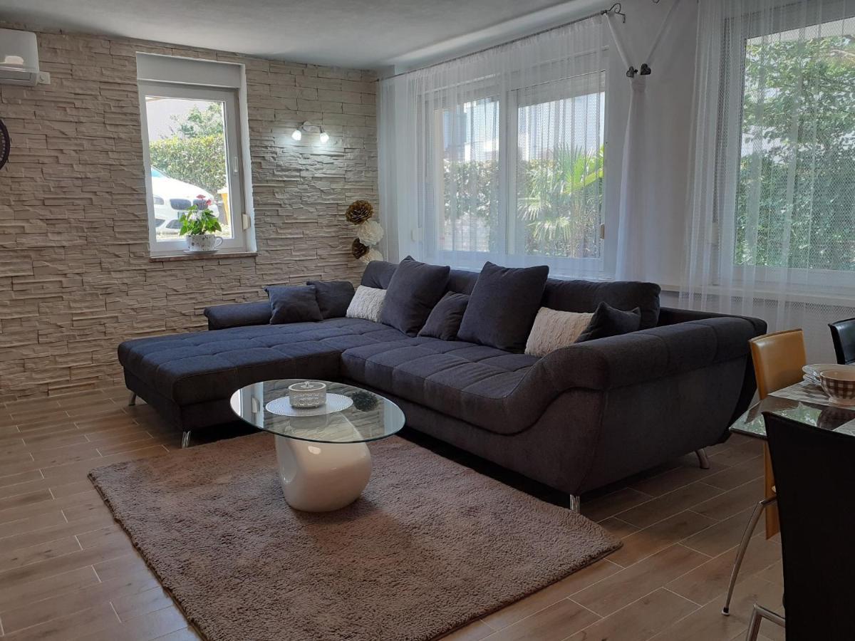Apartment Hana With A Private Pool 말린스카 외부 사진